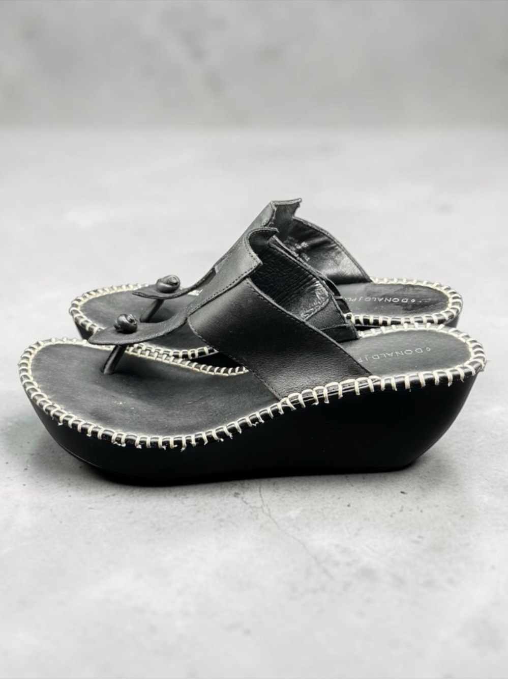 DONALD J PLINER BLACK LEATHER WEDGE THONG SANDALS SIZE 8.5